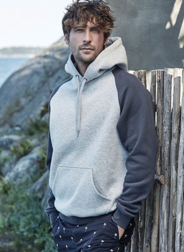 Hoodie dengan Lengan Berbentuk Raglan